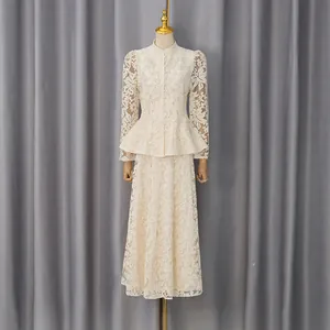 Ensemble deux pièces en dentelle beige élégant avec haut à basque et jupe longue