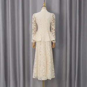 Vue arrière d'un élégant ensemble jupe deux pièces en dentelle blanche pour femme à fleurs