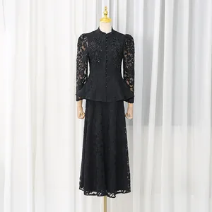 Vue d'ensemble de l'ensemble veste en dentelle noire et jupe longue sur mannequin