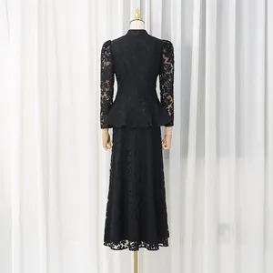 Vue arrière d'un élégant ensemble robe en dentelle noire deux pièces avec haut à basque.