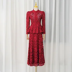 Ensemble élégant en dentelle rouge deux pièces avec broderie florale et haut à basque
