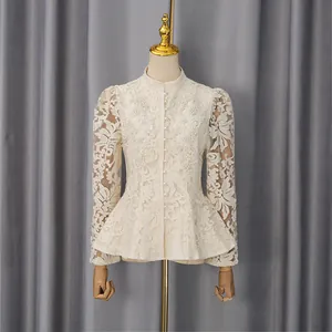 Blouse élégante en dentelle à basque avec boutons en perles et broderies