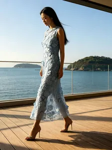 Elegante abito estivo senza maniche azzurro con fiori 3D per cerimonie.