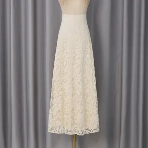 Vue détaillée d'une élégante jupe longue en dentelle crème à taille haute avec motifs floraux