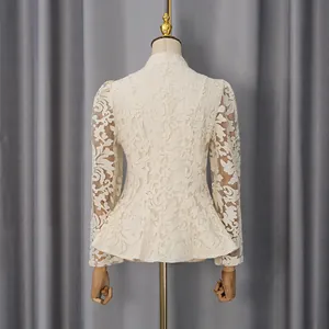 Vue détaillée du dos d'un élégant haut à basque en dentelle florale blanche