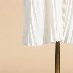 Μακρο φωτογραφία κομψής λευκής πλισέ φούστας που δείχνει την υφή και το στρίφωμα