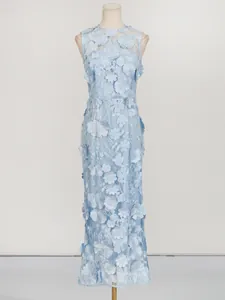 Elegante abito senza maniche azzurro con applicazioni floreali 3D per banchetti estivi