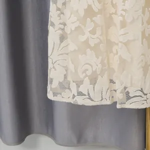 Gros plan sur la broderie en dentelle florale délicate d'une robe deux pièces élégante