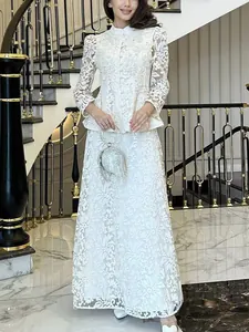 Ensemble élégant deux pièces en dentelle blanche pour femme avec haut à manches longues et jupe