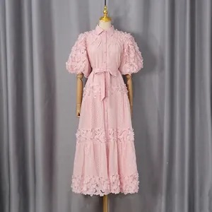 Abito lungo bohémien rosa con applicazioni floreali 3D e maniche a sbuffo eleganti