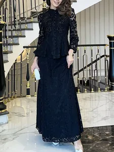 Ensemble de robe deux pièces en dentelle noire élégante avec haut à basque et jupe
