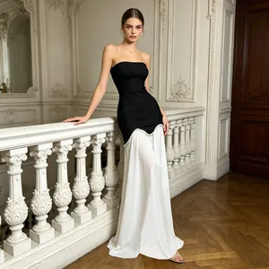 Elegante zwart-witte strapless jurk met geschulpte parelafwerking voor dames.