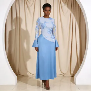Elegante abito lungo blu chiaro a maniche lunghe con delicato pizzo floreale e polsini a campana.