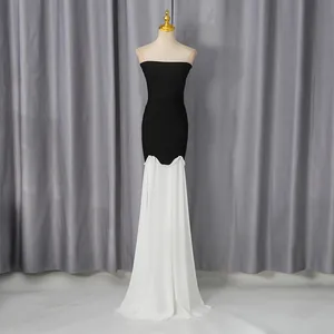 Elegante strapless zwart-witte zeemeerminjurk met verfijnde parelmoer trim details