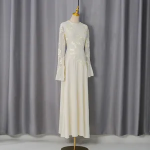 Elegante abito lungo crema a maniche lunghe con pizzo floreale e maniche a campana