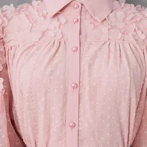 Dettaglio di abito floreale bohémien rosa con fiori 3D e bottoni perlati eleganti