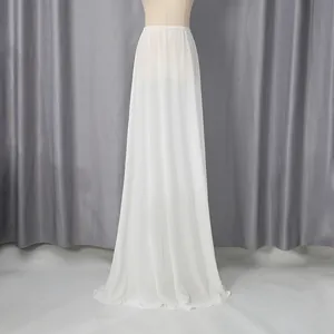Gedetailleerd overzicht van een witte halfdoorzichtige maxi-rok met elastische taille.