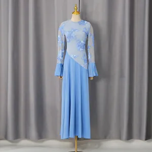 Elegante abito lungo blu a maniche lunghe con ricamo floreale e polsini a campana.