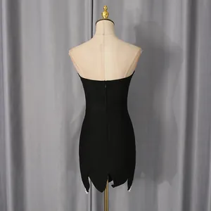 Elegante achteraanzicht van zwarte strapless jurk met een geschulpte parelzoom