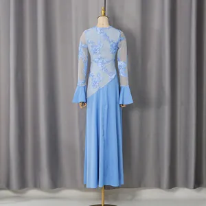 Vista posteriore di un elegante abito lungo azzurro con ricami floreali