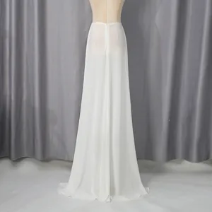 Gedetailleerd achteraanzicht van een elegante lange witte doorschijnende chiffon maxirok