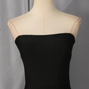 Detail van een sexy zwarte strapless tube top van een chique nauwsluitende tweedelige set