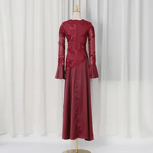 Vista posteriore di un abito lungo bordeaux elegante con ricami floreali fini.