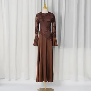 Elegante abito lungo marrone a maniche lunghe con pizzo floreale e trama di seta.