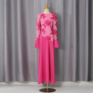 Elegante abito rosa a maniche lunghe con ricamo floreale e raffinato design patchwork