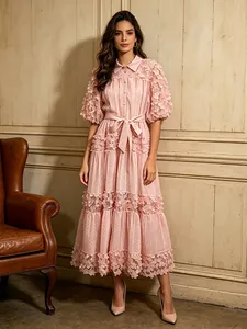 Vestito Lungo Floreale Bohémien Con Decorazione Floreale 3D Maniche a Sbuffo Colletto a Camicia Lacci in Vita Dolce Gonna a Strati per Donna
