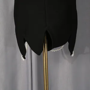 Detail van de zwarte zoom met geschulpte rand en elegante parelafwerking