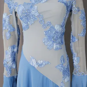 Vista dettagliata dell'elegante applicazione floreale 3D su abito patchwork blu