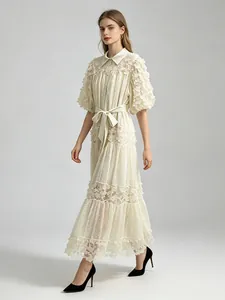 Elegante abito lungo bohémien color crema con fiori e cintura per un look estivo
