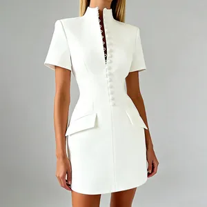 Vestido corto blanco elegante con botones, cuello alto y bolsillos de solapa.