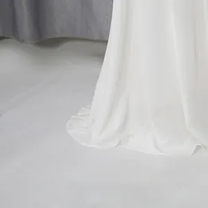 Detail van de elegante witte vloeiende zoom van de tweedelige set voor zomer 2026