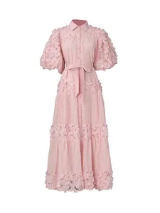 Abito lungo boho rosa con applicazioni floreali 3D ed eleganti maniche a sbuffo