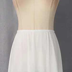 Detailopname van de tailleband van een elegante witte rok op een etalagepop