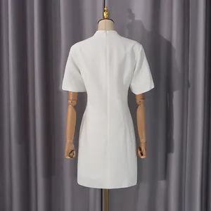 Vista trasera detallada de un vestido blanco ajustado de estilo francés con cremallera