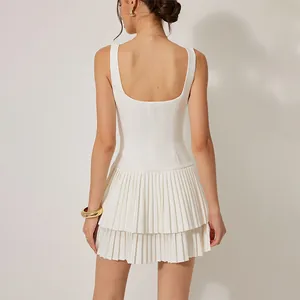 Vista trasera de un vestido corto blanco chic con dobladillo plisado de doble capa y ajustado.