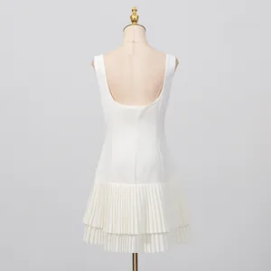 Vista trasera de mini vestido blanco sin mangas con espalda abierta y falda plisada