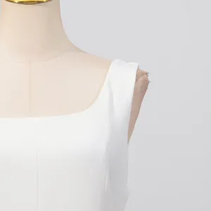 Detalle del elegante escote cuadrado y el tirante ancho de un vestido corto blanco moderno.