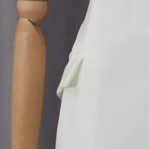 Detalle de cerca del bolsillo lateral con solapa en un vestido blanco chic minimalista