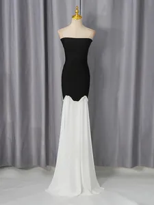 Elegante zwart-witte tweedelige avondjurk met strapless top en een luxe parelafwerking