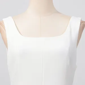 Detalle de cerca de un elegante vestido de verano blanco con cuello cuadrado