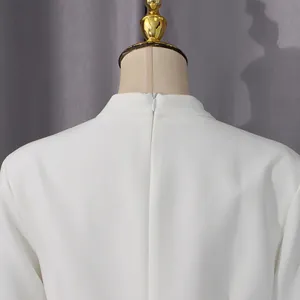 Detalle de la espalda de un vestido blanco de estilo francés con cremallera invisible