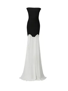 Elegante zwart-witte strapless avondjurk tot op de grond met decoratieve parelafwerking.