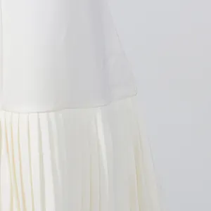 Primer plano de la delicada textura de pliegues blancos de esta falda de vestido verano