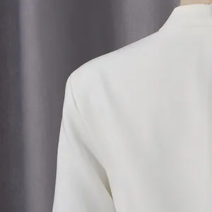 Primer plano del detalle del hombro y el cuello de un vestido blanco ajustado de estilo francés