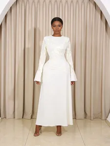Elegante abito lungo bianco a maniche lunghe con ricamo floreale e vestibilità slim
