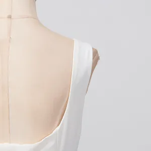 Detalle del tirante de un vestido blanco en un maniquí de costura de color beige